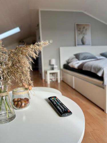 Postel nebo postele na pokoji v ubytování Dachgeschosswohnung in Weiherhammer