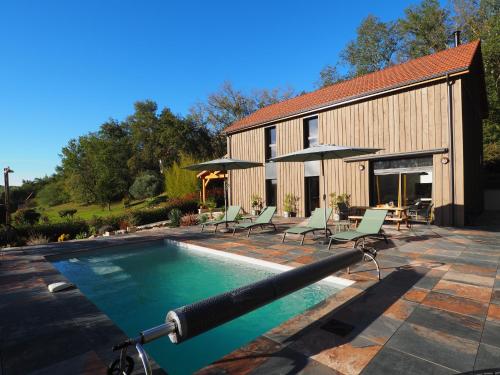 Bazén v ubytování Maison typique du Périgord, séchoir à tabac avec piscine chauffée nebo v jeho okolí