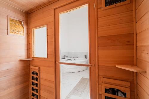 Un baño pequeño con bañera y lavabo. en Suite Biancolino, en Nardò