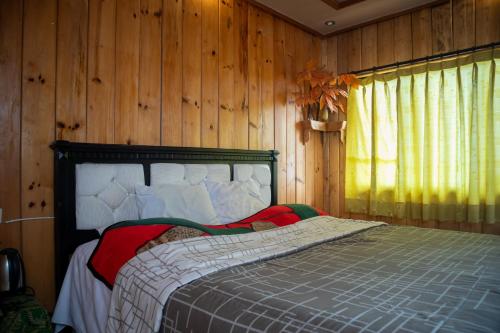 Postel nebo postele na pokoji v ubytování Cemara Indah Hotel