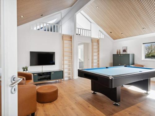 TV a/nebo společenská místnost v ubytování 5 star holiday home in Dronningmølle