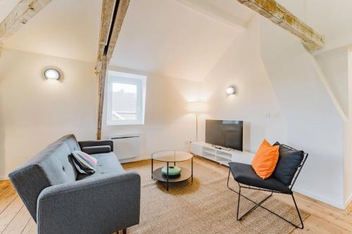 マルク・アン・バルールにあるCharming 2-bedroom apartment at Croisé Larocheのソファとテレビのあるリビングルーム