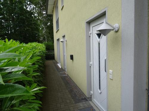 eine Tür an der Seite eines Gebäudes in der Unterkunft Villa Waterkant EG in Baabe