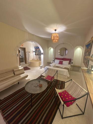 a living room with a bed and a couch at Beyt Merin Konağı in Mardin