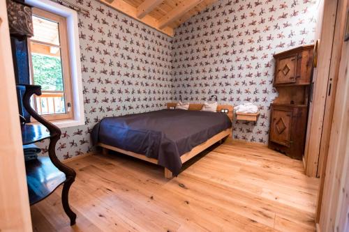 a bedroom with a bed in a room with wallpaper at Wohnung ASSUNTA in Soprabolzano