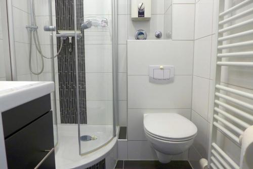 ヴァンガーラントにあるTief 10 Neptun mit Internet 607のトイレとシャワー付きの白いバスルーム