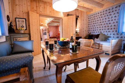 a dining room with a table with a bowl of fruit on it at Wohnung GEORG-OTTO in Soprabolzano