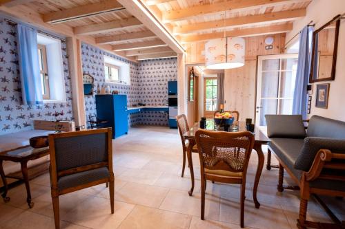 a kitchen and dining room with a table and chairs at Wohnung GEORG-OTTO in Soprabolzano