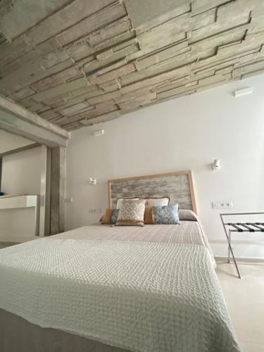 une chambre avec un grand lit avec un plafond en bois dans l'établissement Ian's House, à La Garita