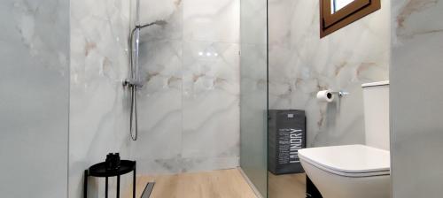 Δίκταμο في موزاكيون: حمام مع مرحاض ودش زجاجي