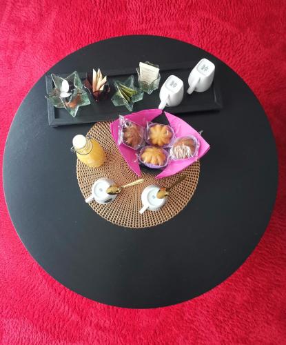 Sainte-GenevièveにあるLove Room Lili Bulleの食べ物の皿が置かれたテーブル