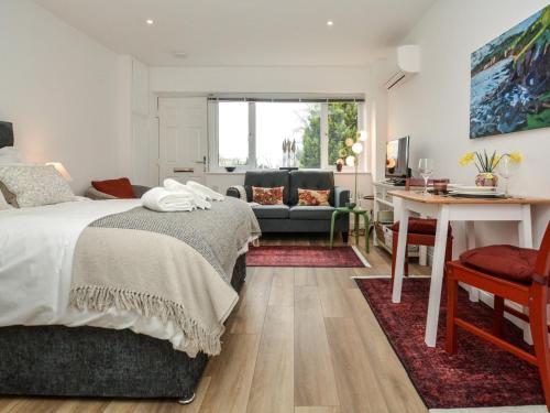 Un dormitorio con dos camas y una sala de estar. en 1 Bed in Charmouth 57185, en Charmouth
