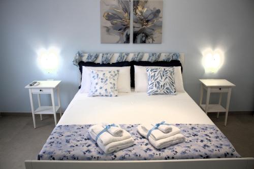 a bedroom with a bed with towels on it at a casa rà Palumma Rooms in Avola