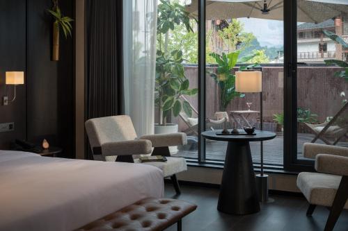 Postel nebo postele na pokoji v ubytování FunGee S Hotel 张家界国家森林公园标志门欢致酒店