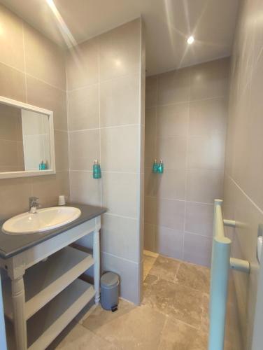 a bathroom with a sink and a mirror at Villa Élegancia - Piscine privé - Wifi - 18 in Laredorte