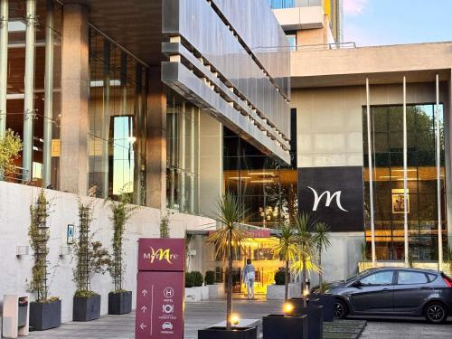 コンセプシオンにあるMercure Concepcionの建物の前に駐車された車