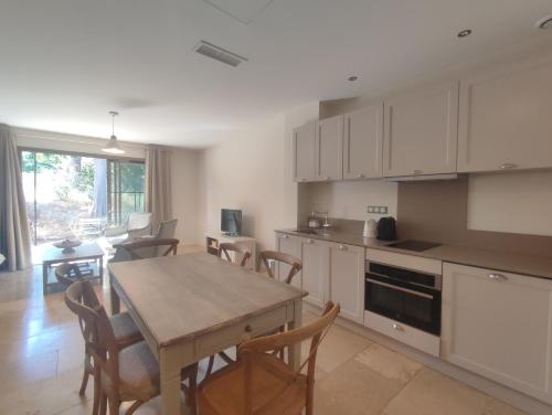a kitchen with a table and chairs and a dining room at Villa Élegancia - Piscine privé - Wifi - 18 in La Redorte