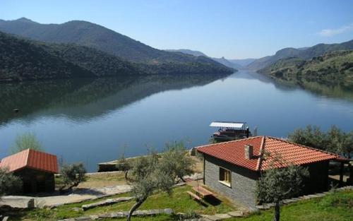 a view of a lake with houses and mountains at El hogar de Gregorio in Vilvestre