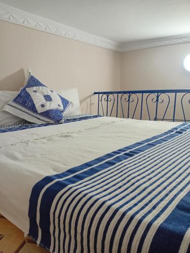 Ein Bett oder Betten in einem Zimmer der Unterkunft Studio duplex pierre bleue