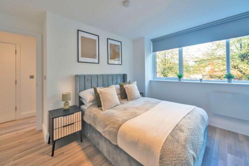 Un dormitorio con una cama grande y una ventana. en Fabulous 2BR Apartment at Trinity Point Gravesend, en Gravesend