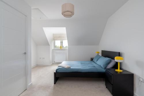 Posezení v ubytování Spacious 4BR House EV Parking Near Centre MK