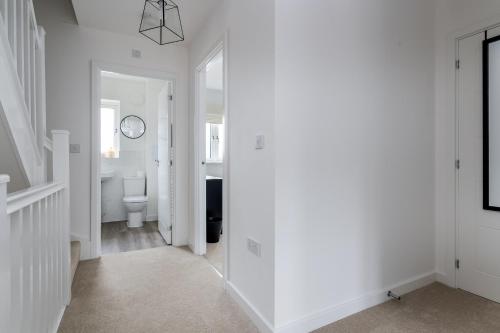 Fotografie z fotogalerie ubytování Spacious 4BR House EV Parking Near Centre MK v destinaci Milton Keynes