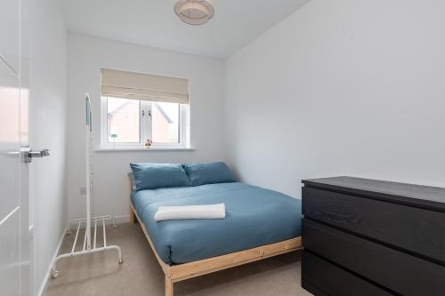 Postel nebo postele na pokoji v ubytování Spacious 4BR House EV Parking Near Centre MK