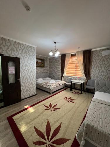 una camera da letto con un letto e un soggiorno di Keruen a Taraz