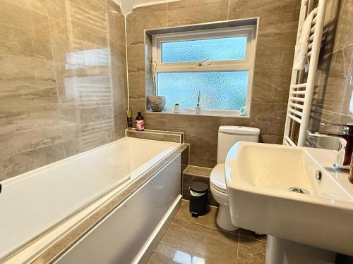 Un baño con bañera, lavabo e inodoro. en 3-Bedroom Luxury House, Oxford, Free Parking, WiFi, Garden, en Oxford