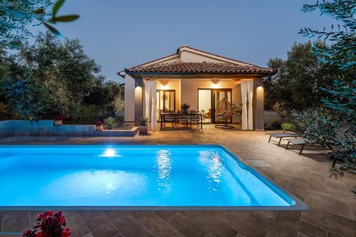 Casa Canziana for 6 people with private pool in Pula