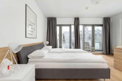 Una cama o camas en una habitación de Air Conditioned Studios in Wrocław Center with Parking by Noclegi Renters