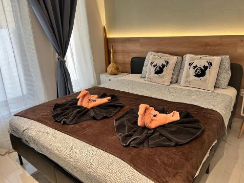 Un dormitorio con dos camas con toallas encima. en Casa Luna beach side Luxurious comfy apt in center Paphos, en Paphos