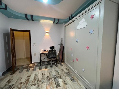 a hallway with a desk and a wall with stars on it at Garden View apartment in Madīnat aţ Ţalāʼi‘
