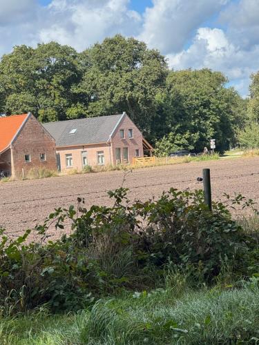BelfeldにあるHoeve schoneborgの家屋を背景にした農場