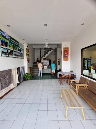 KL's Coffee & Hostel tesisinde bir televizyon ve/veya eğlence merkezi