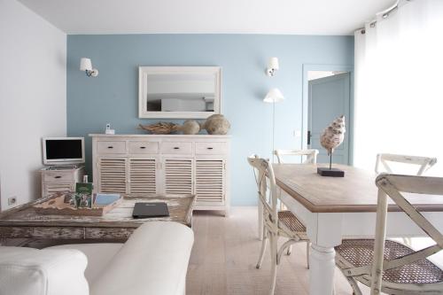 un salon avec une table et une salle à manger dans l'établissement Port rive gauche Iona, à Marseillan