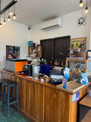KL's Coffee & Hostel tesisinde mutfak veya mini mutfak