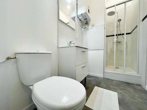 Koupelna v ubytování Celestine - appartement 4 personnes - check in h24 - wifi