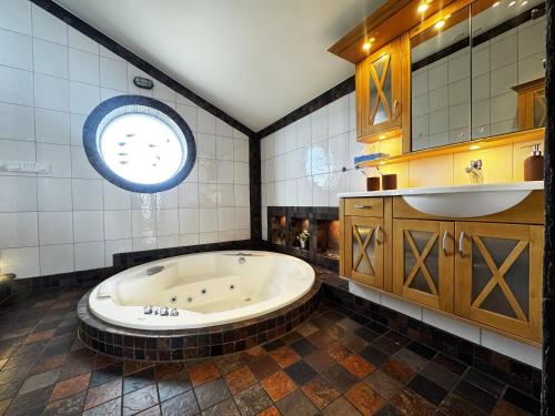 Koupelna v ubytování Luxurious Villa with Panoramic Views & Relaxation Area