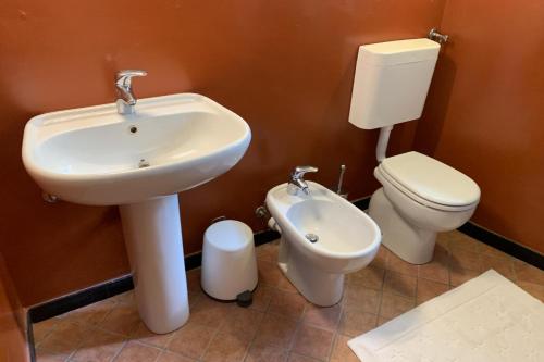 une salle de bain avec un lavabo et des toilettes dans l'établissement 1 Bed Cottage Sleeps 4 Private Garden - Pool, à Colletta
