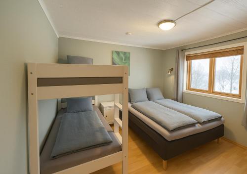 Postel nebo postele na pokoji v ubytování Warm and cozy apartment in Tromsø, free parking and close to both airport and nature