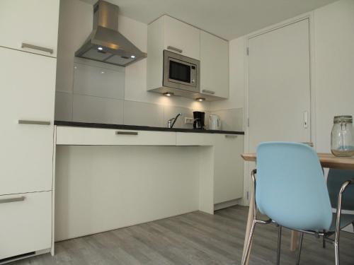 Η κουζίνα ή μικρή κουζίνα στο Stunning apartment in Schoorl, North Hollandâ you can bike to the beach