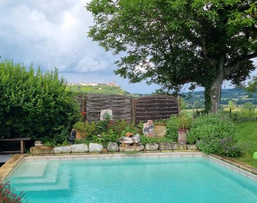 Tournon-dʼAgenaisにあるMaison de caractere en vallée du Lot - piscine privée -Le Colombier et la Bergerie -の木の植わる庭の大きなスイミングプール