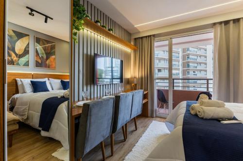 a hotel room with a bed and a balcony at Studio Conforto a 15Min da USP e perto do mêtro butantã in São Paulo