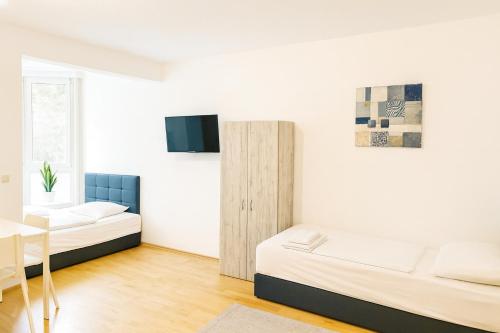 a living room with two beds and a table at SUNNYHOME Monteurwohnungen und Apartments in Weiden in Weiden
