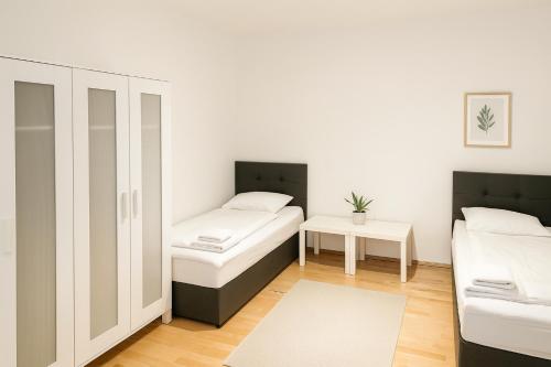 un dormitorio con dos camas y un sofá en SUNNYHOME Monteurwohnungen und Apartments in Weiden, en Weiden