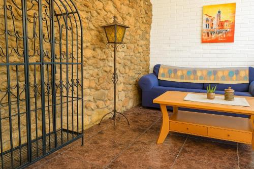 Una sala de estar con un sofá azul y una mesa. en Palma79-Kira, en Águilas