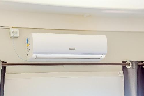 a microwave oven on a shelf in a room at Mar a Lago - Beira Mar Barra Velha - 4 Quartos in Barra Velha