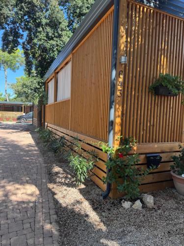 比奥格勒·纳·莫鲁Mobile home FJAKA的侧面有植物的建筑物