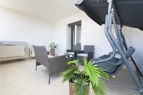 ein Wohnzimmer mit Stühlen und einem Laufband in der Unterkunft Apartments New home in Vodice